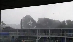 Une tempête surpuissante emporte le toit d'un motel !