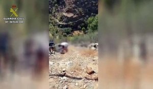 Espagne: Un homme jette un réfrigérateur dans la nature - Les forces de l'ordre l'obligent à venir le récupérer - VIDEO