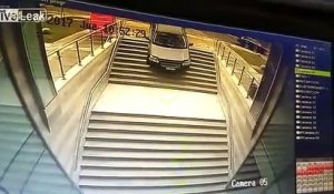 Ce conducteur confond les escaliers d'un immeuble avec l'entrée du parking
