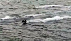 3 idiots en Jet Ski enchainent 3 chutes, chacun leur tour