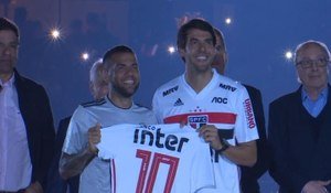 São Paulo - Kaká présente le maillot à Dani Alves