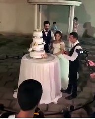 Une Decoupe De Gateau De Mariage Particulierement Spectaculaire Sur Orange Videos