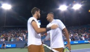 Cincinnati - Kyrgios se cache de l'arbitre pour casser deux raquettes