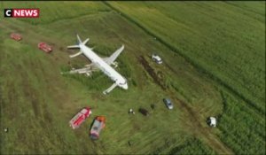 Un avion atterrit en urgence dans un champ de maïs en Russie