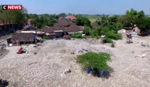 Indonésie : un village enseveli par des montagnes de déchets