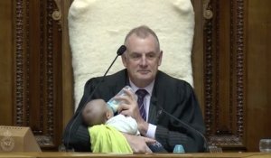 Nouvelle-Zélande : le président du parlement Trevor Mallard a donné un biberon en pleine séance