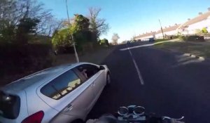 Un motard veut faire une bonne action mais tout ne se passe pas comme prévu