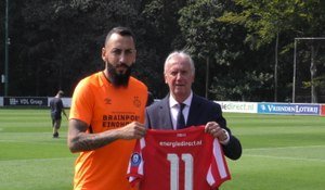 Transferts - Mitroglou pose avec son nouveau maillot du PSV