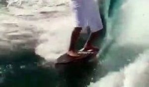 Cet homme pratique le wakesurf parfaitement