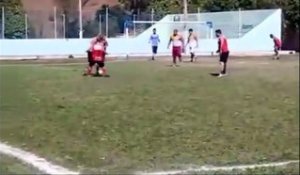 Ce joueur de foot rate son tir mais réussit quand même à mettre un but magnifique