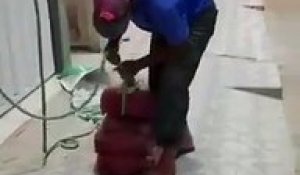 Technique pour monter un sac de ciment