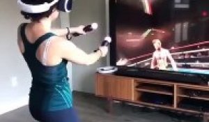 Quand une femme  joue en VR à un jeu de boxe et c'est à mourir de rire