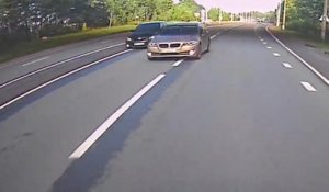 Deux idiots font la course et slaloment entre les voitures jusqu'à ce qu'un des deux se crash