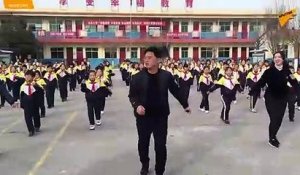 En chine même le directeur de l'école doit danser avec les élèves dès le matin