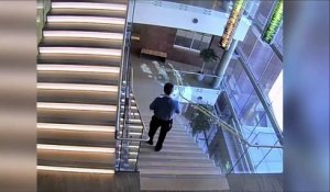 Un homme fait une chute incroyable dans les escaliers et se relève comme si de rien n'était