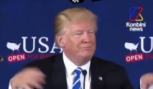 En pleine conférence de presse, Donald Trump balance ses fiches
