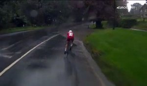Le cycliste Johan Price-Pejtersen chute dans une flaque d'eau