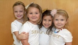 Quatre petites filles se réunissent pour une photo après avoir vaincu ensemble le cancer dans le même hôpital