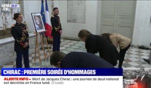 Les images des Français qui ont rendu hommage à Jacques Chirac cette nuit à l'Élysée et devant l'hôtel de ville de Paris