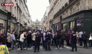 Paris : des centaines d'anonymes amassés rue de Tournon, dernier domicile de Jacques Chirac