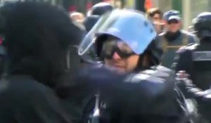 Un policier met une grosse droite à un manifestant qui touche à son LBD40