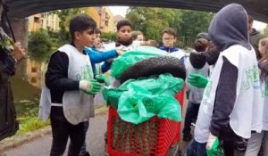 Sarreguemines : les élèves de l’institution Sainte-Chrétienne nettoient les berges de la Sarre