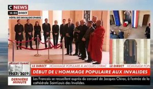 Début de l'hommage populaire au Président Jacques Chirac aux Invalides en présence de centaines de Français