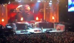 Janick Gers du groupe Iron Maiden perd sa guitare en plein concert