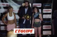 La pesée d'Estelle Yoka Mossely - Boxe - Championnat du monde IBO