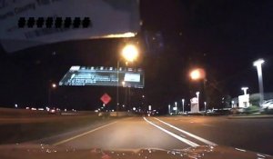 Miraculé : un conducteur évite un piéton au milieu de l'autoroute en pleine nuit