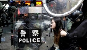 Les Hongkongais marchent, un masque au visage