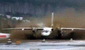 Un avion décolle sur une piste recouverte de boue : impressionnant