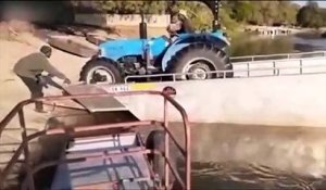Il débarque son tracteur d'une barge et se rate complètement