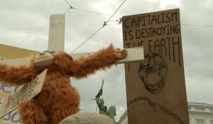 "Extinction Rébellion" : des jeunes militants sur la Place Royale à Bruxelles