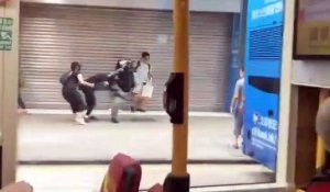 Un manifestant met un high-kick à un policier à Hong Kong