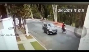 Ce livreur en scooter n'aurait pas dû barrer la route à une voiture