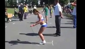 Elle bat le record du monde de corde à sauter et c'est incroyable !