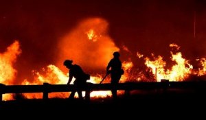 Evacuations, coupures d'électricité... La Californie en proie aux flammes