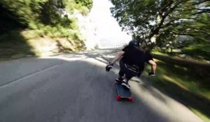 Descente en skateboard d'une route de montagne à pleine vitesse !