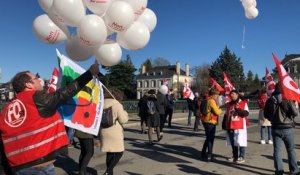 Réformes des retraites. À Laval, un lâcher de ballons en protestation contre Macron