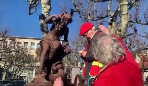Manifestation à Montbéliard : la statue de la place Ferrer devient borgne