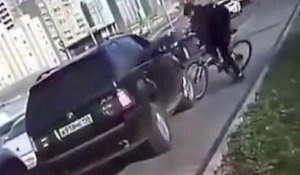 Un cycliste bloque la route à un automobiliste