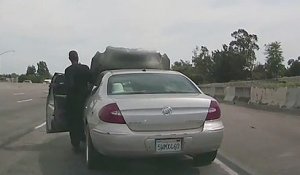 Le capot avant de sa voiture se soulève sur l'autoroute !!
