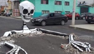 Mexique : un immense squelette sort de terre à l'occasion du « Jour des morts »  