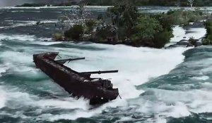 Une épave, bloquée depuis 1918 au bord des chutes du Niagara, avance de 50 mètres