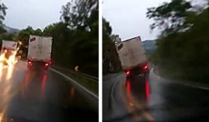 Les freins d'un camion lâchent en pleine descente sur une route mouillée