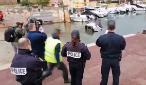 Marseille: Trompé par son GPS, un automobiliste finit dans le Vieux-Port - Aucune personne blessée - VIDEO