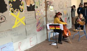 Des élèves choletais refont chuter leur Mur de Berlin