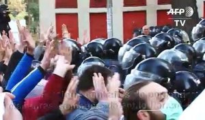 Géorgie: la police disperse les manifestants avec des canons à eau
