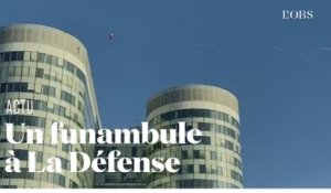 Un funambule entre deux immeubles de La Défense